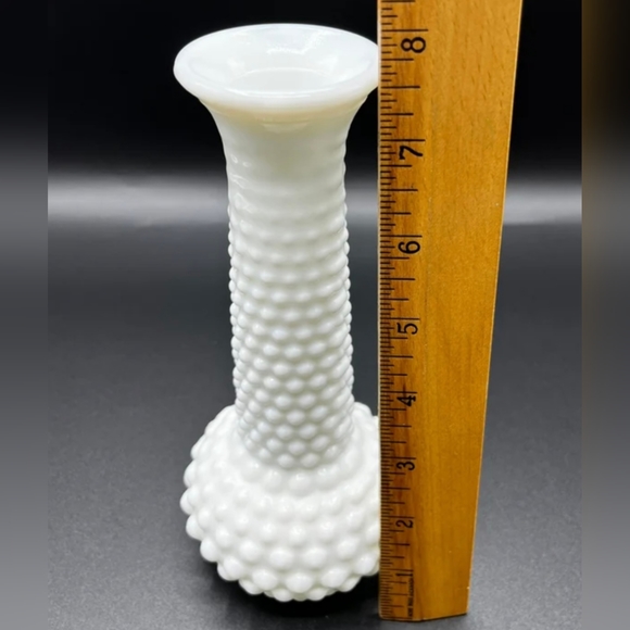 Vintage EO Brody White Milk Hobnail Vase - Picture 5 of 6